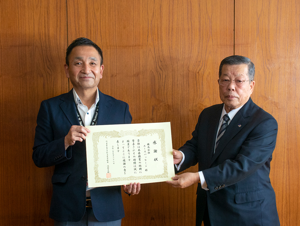 校長からエースパッケージに感謝状