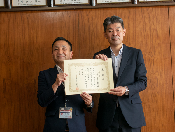 校長からりそな銀行へ感謝状