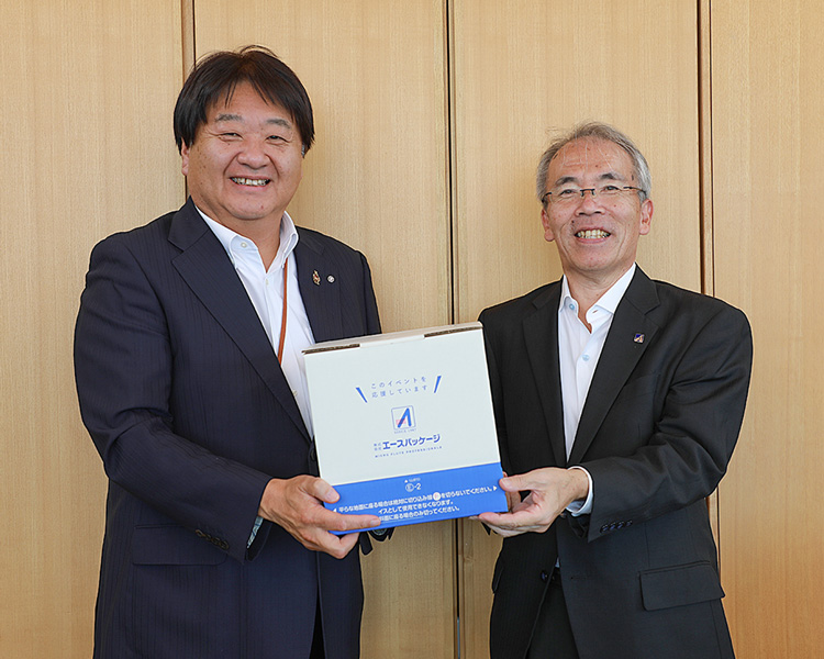 2025年の亘理町長室での寄贈式